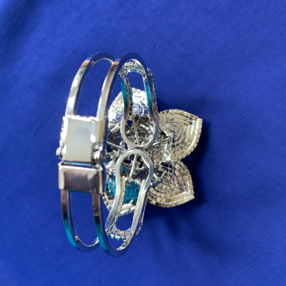 Gorgeous Rhinestone flower bracelet! - Picture 7 of 10